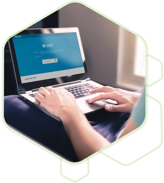 Usuário acessando portal privacidade imagem usuario notebook